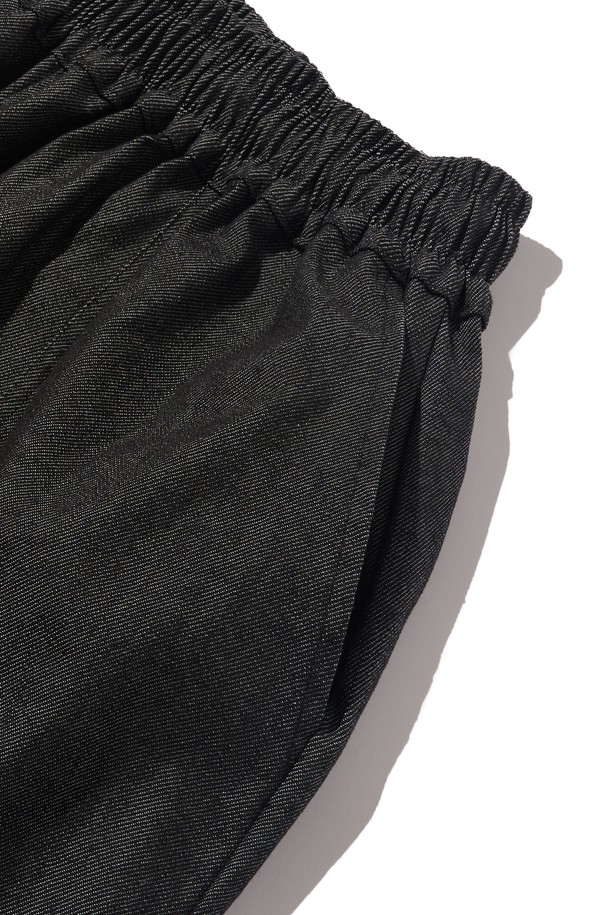 논페이드 소재로 제작된 블랙 컬러의 NONFADE CARGO BERMUDA PANTS는 남녀 모두 편안하게 착용 가능한 레귤러핏 카고 반바지입니다. 신축성 있는 허리 밴드와 카고 포켓 디테일이 돋보이며, 면과 폴리에스테르 혼방 소재로 봄, 여름철 일상에서 캐주얼하고 스트릿한 스타일을 연출하기에 좋습니다. 무지 패턴으로 다양한 상의와 매치하기 용이합니다.
