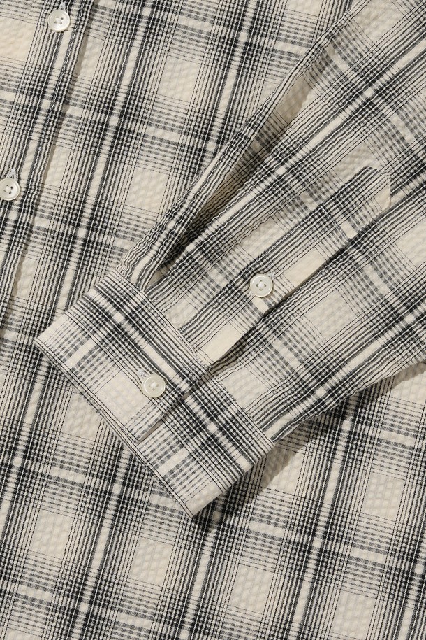 CREEZ 루즈핏 체크 셔츠는 화이트 색상의 남녀 공용 셔츠로, 베이직하면서도 캐주얼한 스타일을 연출합니다. 면과 폴리에스테르 혼방 소재로 제작되었으며, 사계절 내내 편안하게 착용할 수 있는 루즈핏 디자인이 특징입니다. 트렌디한 체크 패턴이 돋보이는 긴소매 셔츠로, 데일리룩에 활용하기 좋은 베스트셀러 아이템입니다.
