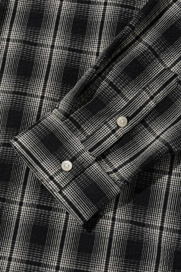 CREEZ 루즈핏 체크 셔츠는 블랙 컬러의 면, 폴리에스테르 혼방 소재로 제작되어 사계절 내내 편안하게 착용 가능합니다. 누구나 쉽게 소화할 수 있는 스탠다드 실루엣과 루즈핏 디자인이 특징이며, 캐주얼하고 베이직한 스타일을 연출하기에 용이합니다. 차이나 칼라와 긴소매 디자인으로 포인트를 더했으며, 베스트셀러 체크 셔츠 라인업의 제품입니다.
