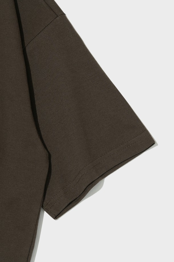 사운드 오브 반팔티 (카키)는 면 35%, 폴리에스테르 65% 혼방 소재로 제작되어 부드러운 촉감과 편안한 착용감을 제공합니다. 베이직하고 캐주얼한 스타일의 레귤러핏 반팔 티셔츠로, 봄, 여름 시즌에 활용하기 좋으며 라운드넥 디자인과 카키 컬러가 특징입니다. 변형 방지 가공 처리 및 이중 가공으로 제작되어 관리가 용이하며 장기간 착용할 수 있습니다.
