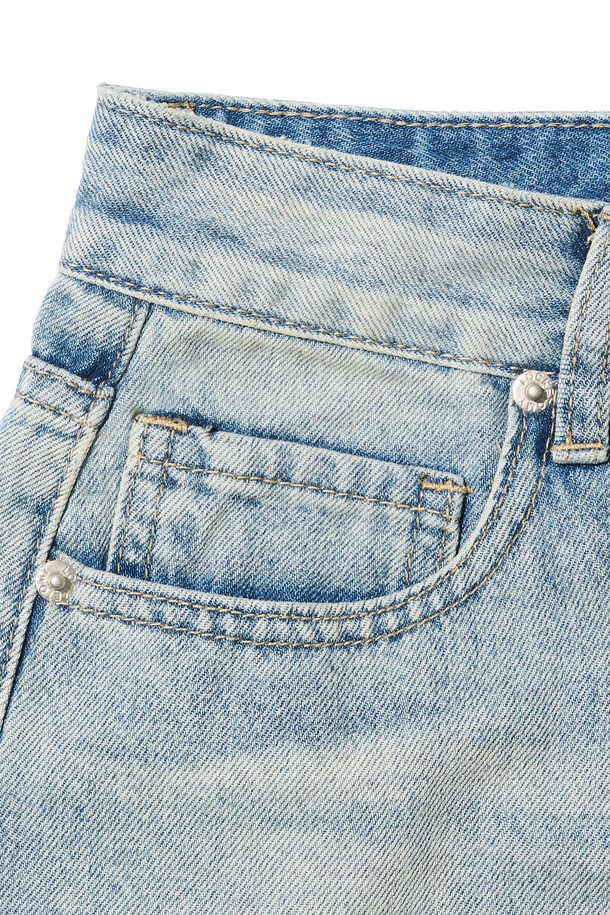 무릎 아래까지 내려오는 기장감의 BERMUDA DENIM PANTS (LIGHT BLUE)는 브러쉬 워싱으로 포인트를 준 와이드핏 데님 반바지입니다. 일상 및 스트릿 스타일 모두 소화 가능하며, 봄, 여름 시즌에 시원하게 착용하기 좋습니다. 깔끔한 베이직 스타일로 다양한 상의와 매치하여 폭넓은 스타일 연출이 가능합니다.
