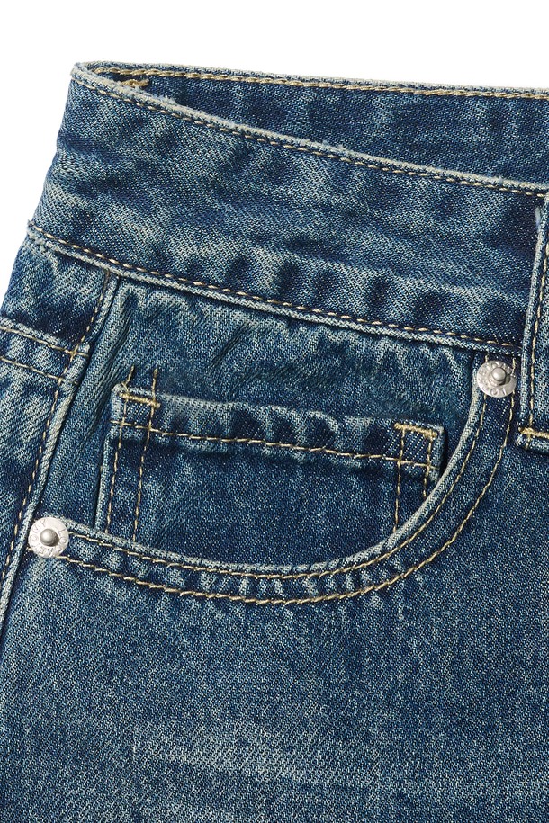 "BERMUDA DENIM PANTS (BLUE)"는 남성용으로, 봄, 여름 시즌에 어울리는 와이드 핏의 버뮤다 데님 팬츠입니다. 브러쉬 워싱 디테일이 돋보이는 라이트 블루, 블루, 블랙 세 가지 컬러로 출시되었으며, 트렌디한 스트릿 스타일과 깔끔한 베이직 스타일을 모두 소화할 수 있습니다. 데님 소재 특유의 편안함과 벌룬핏 디자인으로 활동성을 높였으며, 일상에서 멋스럽게 연출하기 좋습니다.
