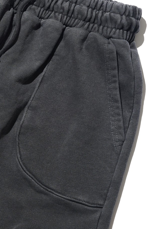 CB IN PIGMENT LINE SHORTS (CHARCOAL)는 부드러운 면 소재로 제작되어 편안한 착용감을 선사하는 남성용 릴랙스핏 반바지입니다. 차콜 컬러의 무지 디자인에 신축성 있는 허리 밴딩과 포켓 라인 디테일을 더해 캐주얼하면서도 베이직한 스타일을 연출합니다. 봄, 여름 시즌 데일리룩에 활용하기 좋은 중간 기장의 반바지입니다.
