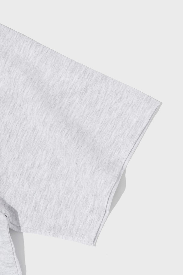 TRAVEL LINE 서핑 반소매 티셔츠 (그레이)는 시원한 여름을 위한 필수 아이템입니다. 부드러운 면과 폴리에스테르 혼방 소재로 제작되어 통기성이 뛰어나고, 레귤러핏의 편안한 착용감을 제공합니다. 서핑보드 그래픽 디자인이 돋보이는 이 캐주얼 티셔츠는 일상 및 여행 시 스타일리시하게 연출하기 좋습니다.
