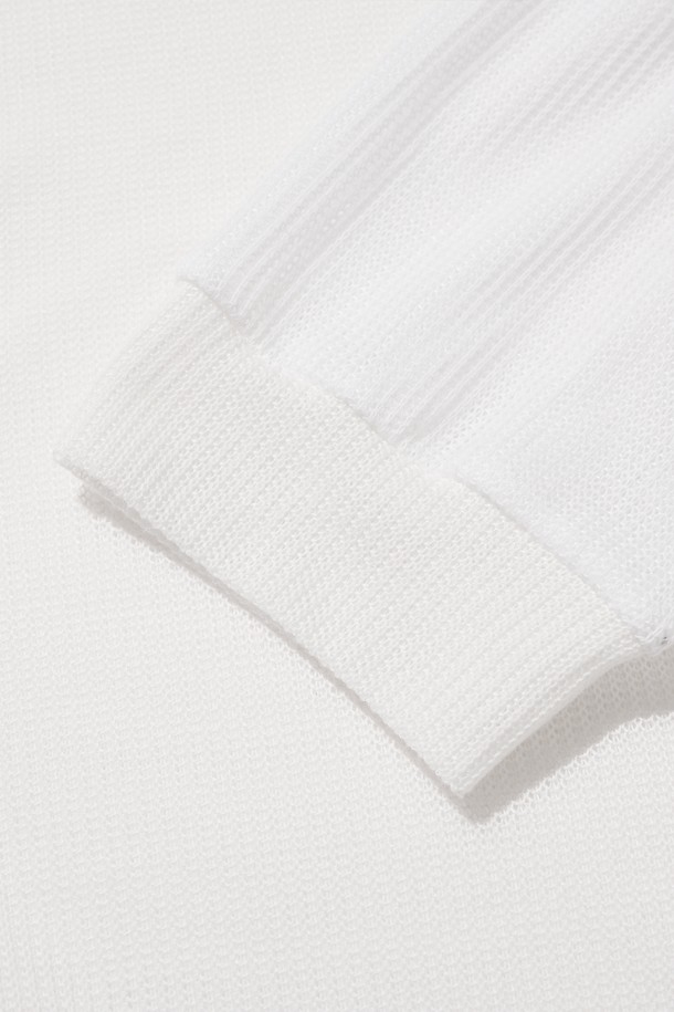 화이트 컬러의 TWO BUTTON SUMMER OVER CARDIGAN은 얇은 두께감으로 부드럽게 착용되는 여름용 가디건입니다. 루즈핏과 오버핏으로 편안한 착용감을 선사하며, 드롭숄더 디자인과 투버튼 디테일이 돋보입니다. 라운드넥과 긴소매 디자인으로 베이직하면서도 캐주얼한 스타일을 연출하여 에어컨 가디건으로 활용하기 좋습니다.
