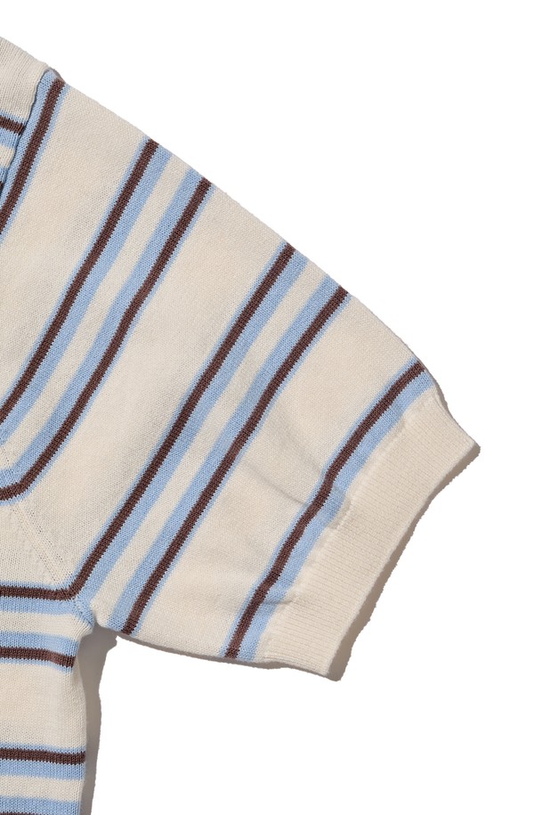 **STRIPE EDITION HALF KNIT (IVORY)**는 부드러운 촉감의 면 소재로 제작된 반소매 라운드넥 니트입니다. 아이보리, 차콜, 블루 컬러의 스트라이프 패턴이 돋보이며, 얇은 두께감으로 여름철에도 시원하게 착용할 수 있습니다. 밀도 높은 원사를 사용하여 착용감이 우수하며, 베이직하고 캐주얼한 스타일로 데일리 아이템으로 활용하기 좋습니다.
