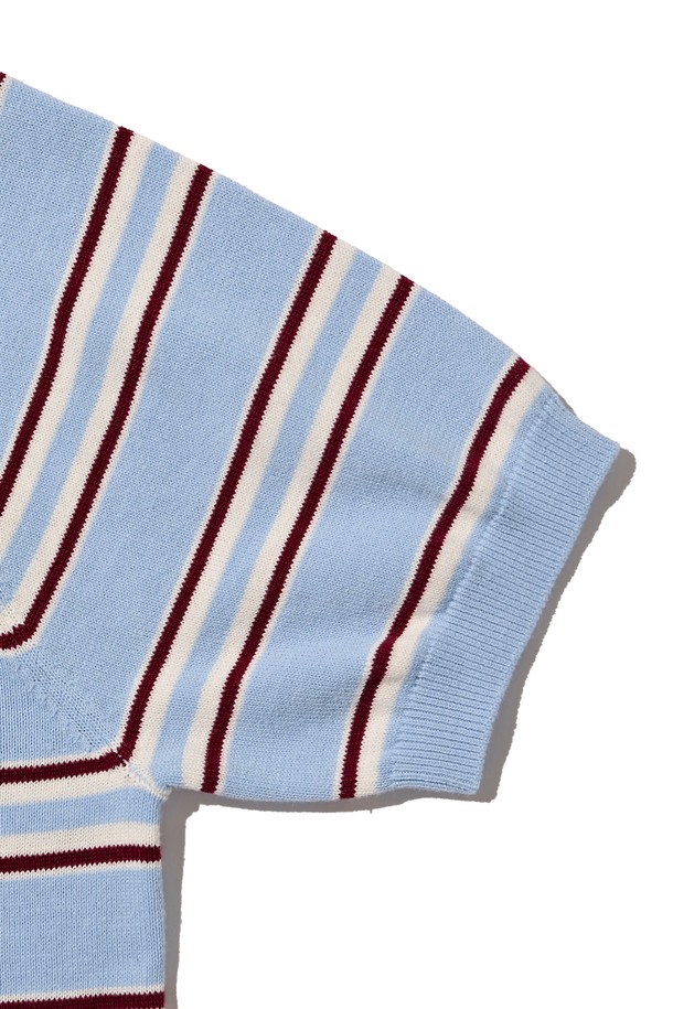 **STRIPE EDITION HALF KNIT (BLUE)**는 여름철에도 시원하게 착용할 수 있는 공용 반소매 니트/스웨터입니다. 부드러운 면 소재에 레귤러핏과 라운드넥 디자인으로 편안한 착용감을 선사하며, 블루, 차콜, 아이보리 세 가지 색상으로 만나볼 수 있습니다. 고밀도 원사를 사용하여 제작되었으며, 베이직한 스트라이프 패턴으로 다양한 스타일링에 활용하기 좋습니다.
