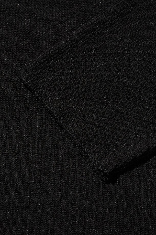 라운드 넷 컷 니트 (블랙)는 여름철에도 시원하게 착용 가능한 공용 니트/스웨터입니다. 블랙, 브라운, 그레이의 세 가지 색상으로 출시되었으며, 베이직한 스타일을 추구하는 분들께 적합합니다. 폴리에스터와 스판덱스 혼방 소재로 제작되어 흡습 및 속건 기능이 뛰어나며, 얇은 두께감과 통기성 좋은 디자인으로 쾌적한 착용감을 선사합니다. 라운드넥과 긴 소매, 절개 패턴이 특징이며, 미니멀, 클래식, 캐주얼 등 다양한 스타일 연출에 활용할 수 있습니다.
