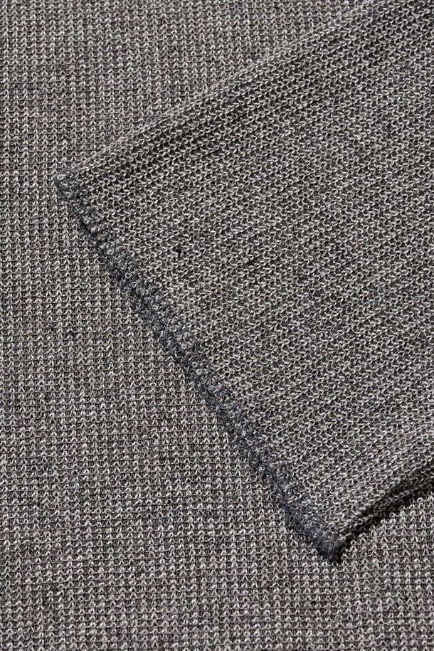 라운드 넷 컷 니트 (그레이)는 여름 바캉스룩과 휴가룩에 잘 어울리는, 캐주얼, 미니멀, 클래식 스타일의 공용 상의입니다. 폴리에스터와 스판덱스 혼방의 얇은 두께감으로 시원한 착용감을 선사하며, 긴 소매와 라운드넥 디자인이 특징입니다. 절개 패턴이 돋보이며, 부드러운 촉감과 통기성, 속건 기능을 갖춰 쾌적하게 입을 수 있습니다. 햇빛으로부터 피부를 보호해주어 여름철 데일리 아이템으로 활용하기 좋습니다. 그레이, 블랙, 브라운 세 가지 색상으로 만나보세요.
