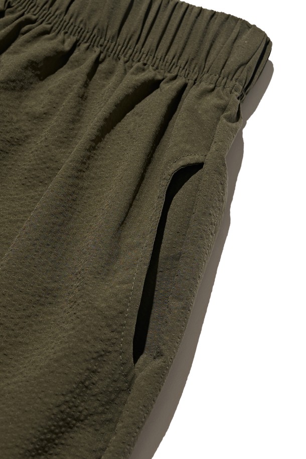 CREEZ WIND HALF PANTS (KHAKI)는 일상과 운동 모두에 적합한 남녀 공용 반바지입니다. 부드러운 폴리에스테르 소재로 제작되어 얇고 가벼우며, 뛰어난 통기성과 신축성을 제공합니다. 루즈핏에 밴딩 허리로 편안한 착용감을 선사하며, 카키색 무지 디자인으로 스포티하면서도 캐주얼한 스타일을 연출합니다.
