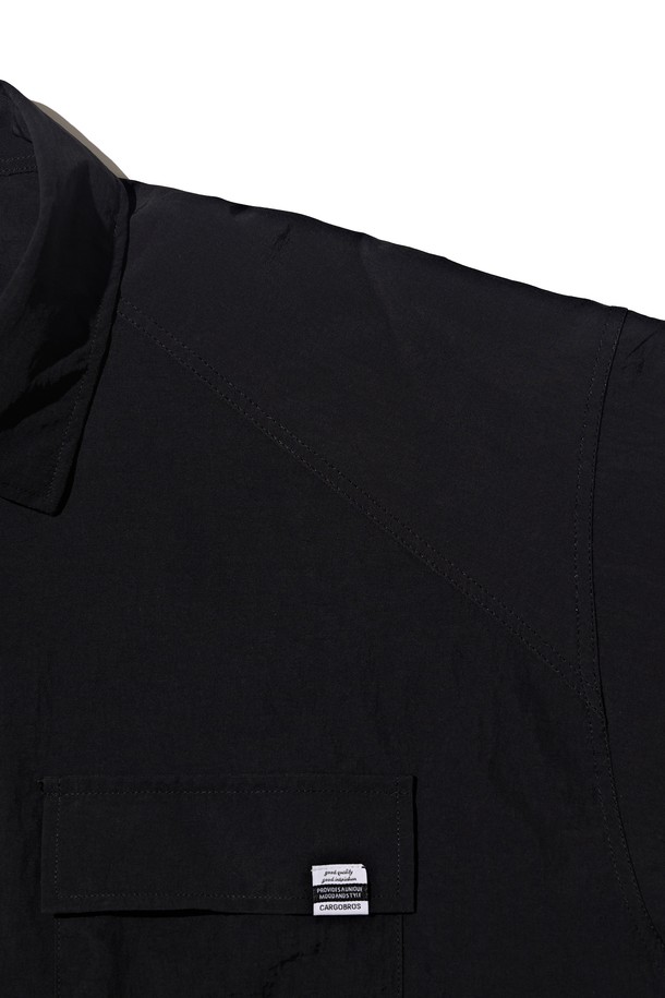 블랙과 화이트 컬러로 출시된 NYLON OVER POCKET SHORT SLEEVE SHIRT는 캐주얼한 무드의 여름 셔츠입니다. 가볍고 얇은 나일론 소재에 오버핏 실루엣, 셔츠 칼라, 반소매 기장으로 편안한 착용감을 선사하며, 앞면 투 포켓 디자인으로 실용성을 더했습니다. FREE 사이즈로 제작되어 일상 및 여행 시 폭넓게 활용하기 좋습니다.
