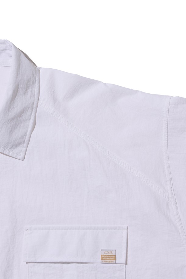 시원한 여름을 위한 NYLON OVER POCKET 반소매 셔츠 (화이트)입니다. 가볍고 시원한 나일론 소재에 오버핏 실루엣으로 편안한 착용감을 선사하며, 데일리, 바캉스, 캐주얼 등 다양한 스타일에 활용하기 좋습니다. 셔츠 칼라와 정면 투 포켓 디자인으로 캐주얼한 무드를 더했습니다.
