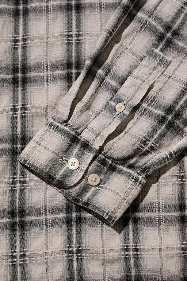 피그먼트 세미 체크 셔츠 (베이지)는 남성 고객을 위한 셔츠입니다. 부드러운 면 소재로 제작되어 편안한 착용감을 선사하며, 오버핏 실루엣과 레귤러 기장으로 트렌디한 스타일을 연출합니다. 베이지와 핑크 컬러의 체크 패턴이 돋보이며, 스트릿, 캐주얼 무드를 모두 소화할 수 있습니다. 피그먼트 워싱 처리로 빈티지한 멋을 더했으며, 봄, 가을 시즌에 활용하기 좋습니다. 긴소매 디자인으로 다양한 스타일링이 가능합니다.
