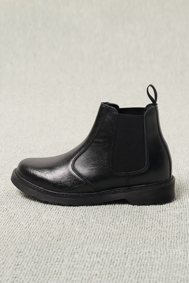 세련된 남성 스타일을 완성하는 스탠다드 라운드 레더 첼시 부츠 (블랙)입니다. 부드러운 소가죽 소재로 제작되어 사계절 내내 착용 가능하며, 3cm 로우힐이 편안한 착용감을 선사합니다. 미니멀, 클래식, 시크 스타일을 즐겨 입는 남성분들께 출근룩과 데이트룩에 완벽한 조화를 선사합니다. 핸드메이드 제작으로 완성도를 높였으며, 가벼운 착용감과 클린한 실루엣이 돋보입니다. 내외부 솔 적용으로 견고함을 더했습니다.
