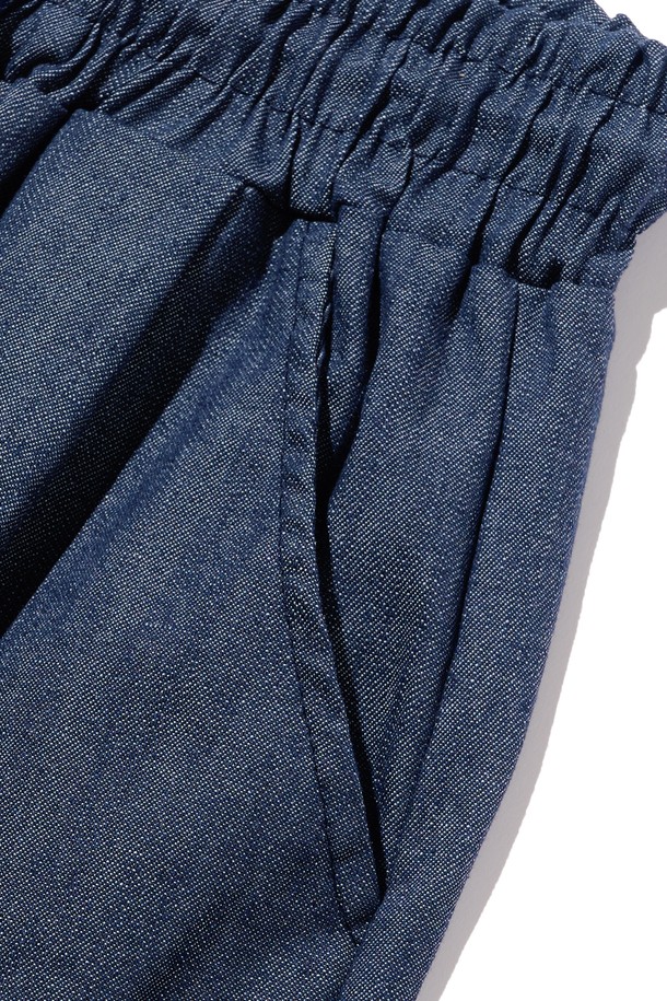 시원한 린넨과 면 혼방 소재로 제작된 TWO-TUCK LINEN BERMUDA PANTS (BLUE)입니다. 넉넉한 레귤러 핏과 투턱 디테일이 편안함과 스타일리시함을 동시에 선사하며, 여름철 캐주얼룩에 완벽하게 어울립니다. 블루, 베이지, 아이보리, 블랙, 카키 등 다양한 컬러로 출시되어 폭넓은 선택이 가능합니다.
