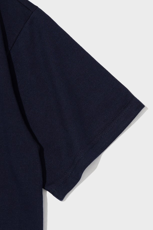 네이비 컬러의 썸머 베케이션 무드 반팔 티셔츠입니다. 폴리에스테르와 면 혼방 소재로 제작되어 편안한 착용감을 제공하며, 캐주얼한 스타일을 연출합니다. 아치형 로고와 그래픽 디자인, 세미오버핏으로 트렌디함을 더했고, 다양한 코디에 활용하기 좋습니다.
