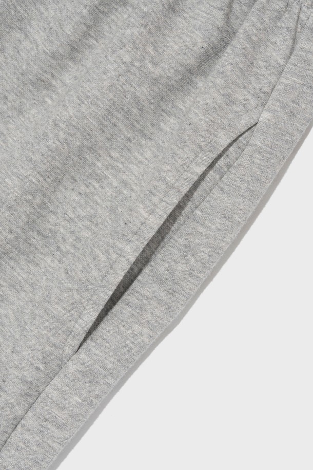 "AMERICAN LOGO LOGO SWEAT PANTS (GRAY)"는 남녀 공용으로, 캐주얼하고 빈티지한 스타일을 연출하는 스웨트 팬츠입니다. 면과 폴리에스테르 혼방 소재로 제작되어 부드러운 촉감과 편안한 착용감을 제공하며, 레귤러핏에 긴 기장으로 제작되었습니다. 봄, 가을, 겨울에 활용하기 좋으며, 로고 패턴과 밴딩 허리로 디자인되어 데일리 아이템으로 추천합니다.
