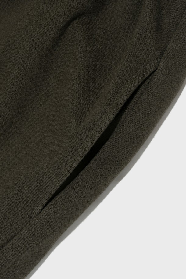 AMERICAN LOGO 로고 스웨트 팬츠 (카키)는 부드러운 면 소재로 제작되어 편안한 착용감을 선사합니다. 캐주얼, 스포티 스타일로 연출하기 좋으며, 로고 프린트 디테일이 돋보입니다. 봄, 가을, 겨울 시즌에 활용하기 좋은 두꺼운 두께감의 루즈핏 긴바지입니다.
