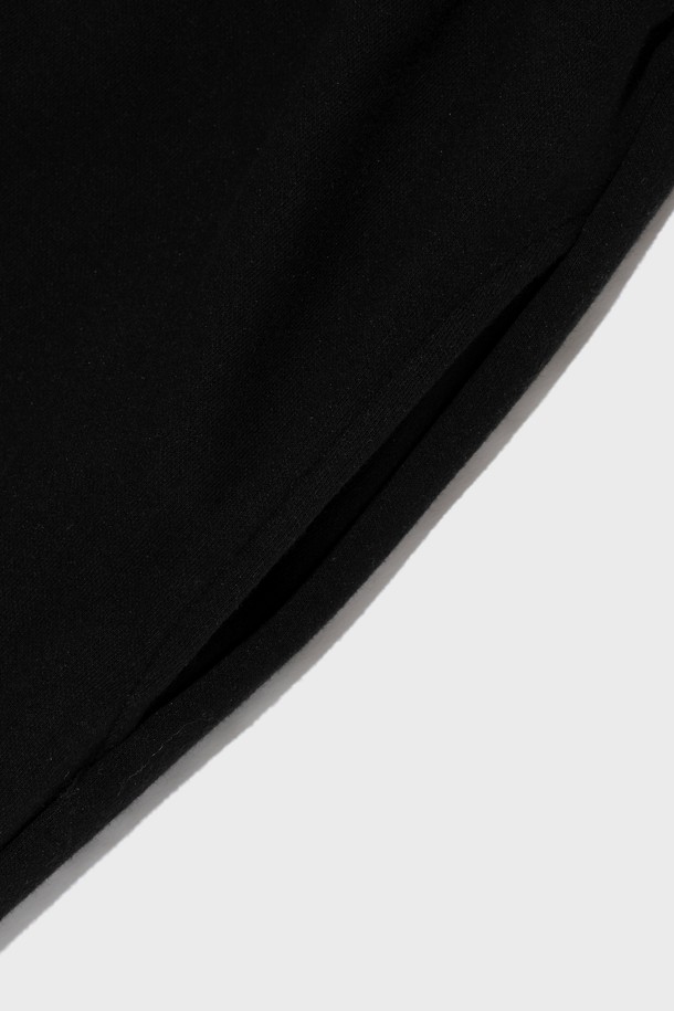 AMERICAN LOGO 로고 스웨트 팬츠는 블랙과 차콜 두 가지 색상으로 출시되어, 캐주얼 및 스트릿 스타일을 선호하는 남성분들에게 적합합니다. 면과 폴리에스테르 혼방 소재로 제작되어 부드러운 촉감과 뛰어난 통기성을 제공하며, 봄, 가을, 겨울 계절에 활용하기 좋습니다. 레귤러핏에 빈티지한 로고 그래픽 디자인을 더해 개성 있는 스타일을 연출하며, 허리 밴딩으로 편안한 착용감을 선사합니다.
