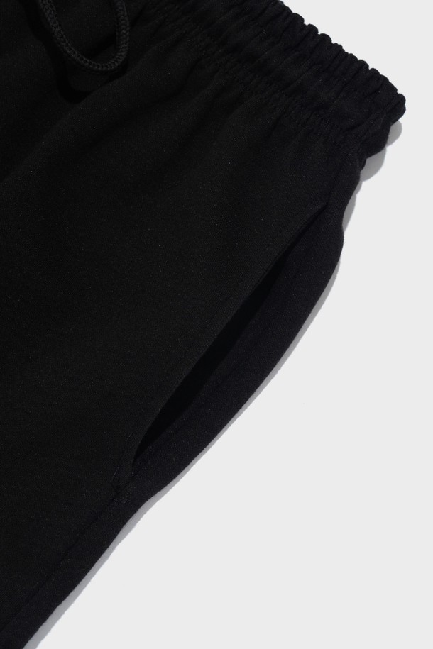 AMERICAN LOGO CARGO BERMUDA HALF PANTS (BLACK)는 캐주얼하고 스포티한 스타일의 남성용 반바지입니다. 블랙 컬러에 레귤러 핏으로 제작되었으며, 여름철 일상복으로 활용하기 좋습니다. 로고 패턴과 카고 포켓 디테일이 특징이며, 허리 밴딩으로 편안한 착용감을 제공합니다.
