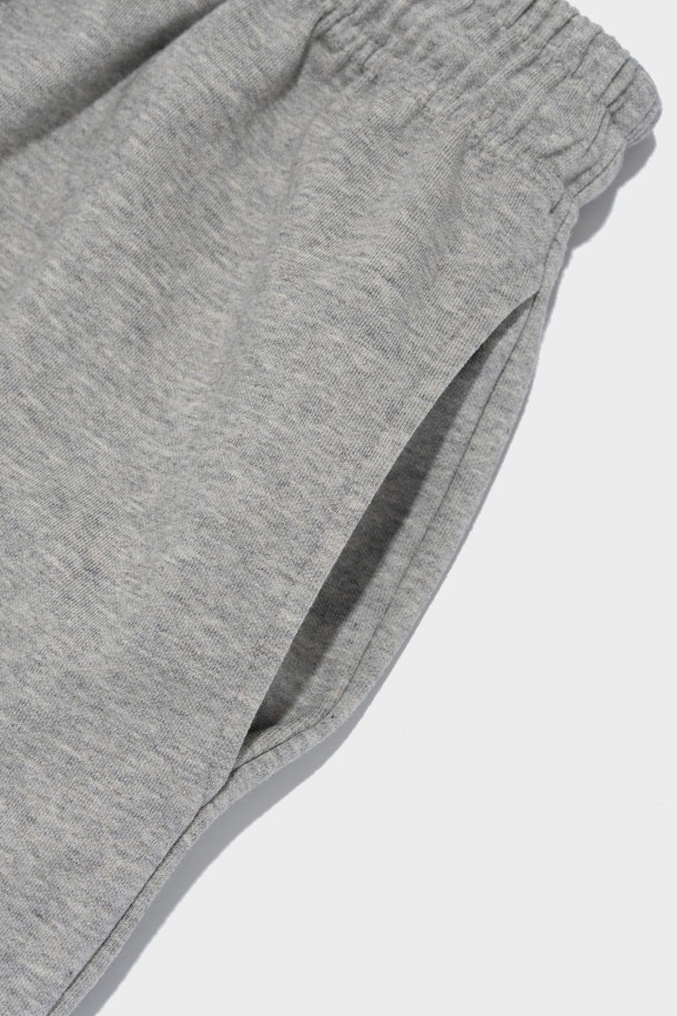 AMERICAN LOGO CARGO BERMUDA HALF PANTS (GRAY)는 여름철 일상에서 편안하게 착용하기 좋은 남성용 카고 반바지입니다. 그레이 컬러에 캐주얼하고 스포티한 스타일을 더했으며, 레귤러핏으로 편안한 착용감을 제공합니다. 면과 폴리에스테르 혼방 소재로 제작되어 부드러운 촉감과 통기성을 자랑하며, 카고 디자인과 그래픽 로고, 밴딩 처리로 실용성을 높였습니다.
