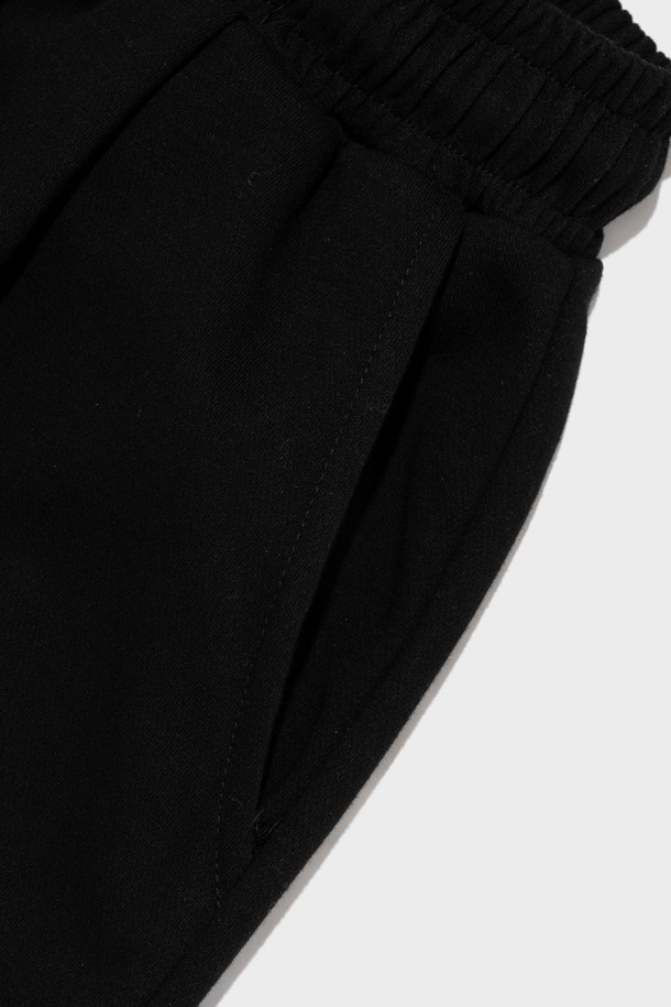CIRCLE ONE TUCK SMALL LOGO HALF PANTS (BLACK)는 면 80%, 폴리에스테르 20% 혼방 소재로 제작되어 부드러운 촉감과 편안한 착용감을 선사합니다. 여름철에 시원하게 입을 수 있도록 통기성이 뛰어난 소재를 사용했으며, 허리 밴딩 처리로 활동성을 높였습니다. 캐주얼 및 스포티한 스타일 연출에 용이하며, 메인 로고와 서클 로고 그래픽 디자인으로 포인트를 더한 레귤러핏 반바지입니다.
