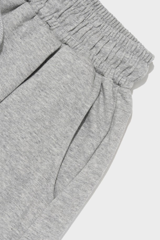 CIRCLE ONE TUCK SMALL LOGO HALF PANTS는 시원한 여름을 위한 반바지로, 부드러운 면과 폴리에스테르 혼방 소재로 제작되어 편안한 착용감을 선사합니다. 캐주얼과 스포티한 스타일을 넘나드는 디자인은 일상복으로 활용하기 좋으며, 그레이, 차콜, 카키, 오렌지 등 다채로운 컬러 옵션을 제공합니다. 원턱 디자인과 메인 로고, 서클 로고 그래픽, 그리고 통기성이 좋은 소재는 스타일리시함과 기능성을 모두 충족합니다.
