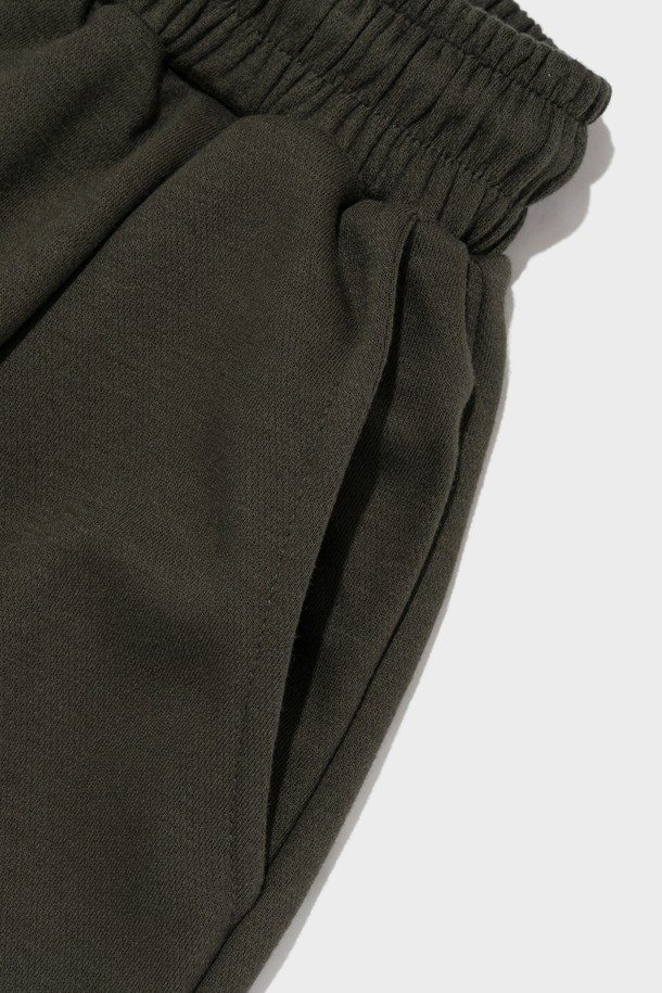 CIRCLE ONE TUCK SMALL LOGO HALF PANTS (KHAKI)는 면과 폴리에스터 혼방 소재로 제작된 남성용 반바지입니다. 메인 로고와 서클 로고 그래픽 디자인이 돋보이며, 캐주얼한 스타일링에 적합한 레귤러핏 반바지입니다. 여름철 데일리룩을 위한 트렌디한 디자인, 적당한 기장감, 우수한 착용감과 통기성으로 편안하게 착용할 수 있으며, 다양한 스타일을 연출할 수 있습니다.
