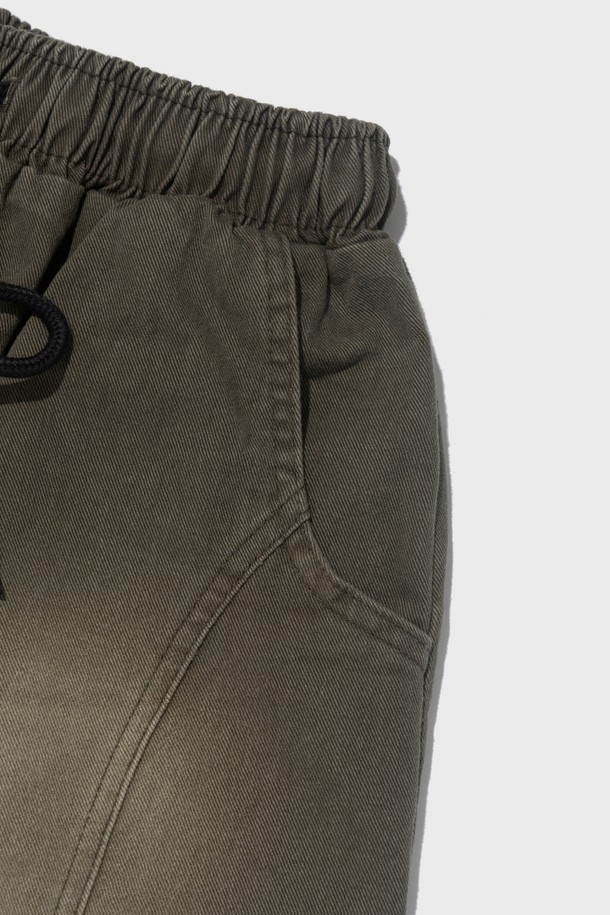 SIDE WAVE CACCION 버뮤다 팬츠는 편안한 루즈핏으로 제작된 남성용 반바지입니다. 카키 컬러의 무지 디자인으로 어떤 상의에도 쉽게 매치할 수 있으며, 드로우스트링 디테일과 밴딩 처리로 편안한 착용감을 제공합니다. 여름철 캐주얼룩을 완성해 줄 아이템입니다.
