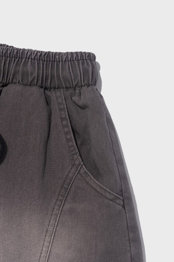 SIDE WAVE CACCION BERMUDA PANTS (GRAY)는 부드러운 면 소재로 제작되어 편안한 착용감을 제공하는 7부 기장의 버뮤다 팬츠입니다. 그레이, 베이지, 카키 세 가지 색상으로 출시되었으며, 캐주얼하고 베이직한 스타일을 연출하기 좋습니다. 카션 염색과 절개 디테일, 깔끔한 실루엣의 벌룬핏 루즈핏 바지로, 일상생활에서 폭넓게 활용할 수 있습니다.
