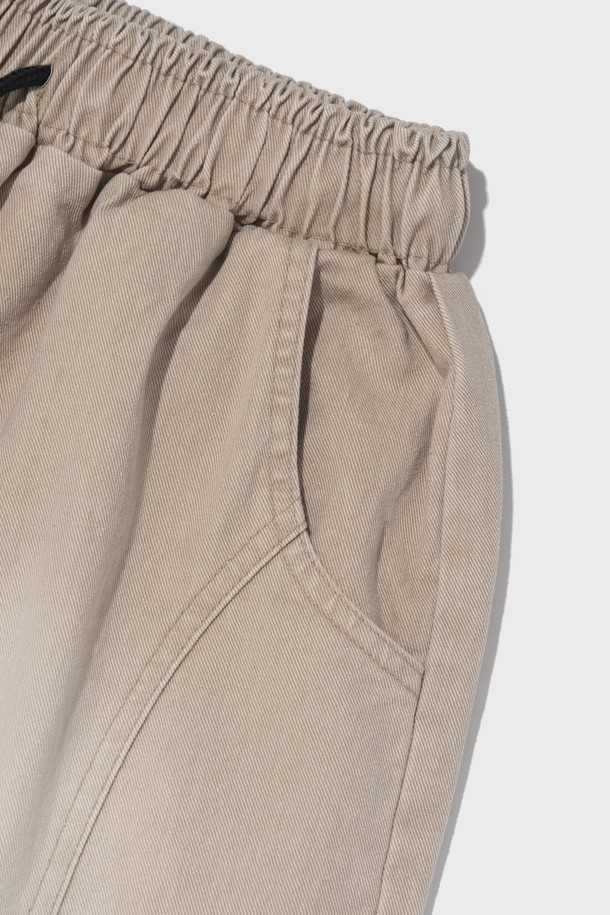 SIDE WAVE CACCION BERMUDA PANTS (BEIGE)는 캐주얼하고 베이직한 스타일의 남녀 공용 버뮤다 팬츠입니다. 면 소재의 루즈핏 와이드 실루엣에 7부 또는 버뮤다 기장으로 제작되었으며, 밴딩 허리로 편안한 착용감을 제공합니다. 베이지, 카키, 그레이 세 가지 색상으로 출시되었으며, 캐션 염색과 사이드 웨이브 디테일이 특징입니다.
