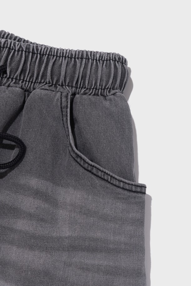 샌드 브러쉬 포켓 버뮤다 데님 팬츠 (그레이)는 캐주얼한 스타일을 연출하기 좋은 7부 기장의 와이드핏 데님 팬츠입니다. 샌드워싱 처리된 그레이 컬러 데님 소재에 밴딩 허리와 루즈핏으로 편안한 착용감을 제공하며, 비대칭 포켓 디자인으로 포인트를 더했습니다. 봄, 여름 시즌 일상복으로 활용하기 좋은 아이템입니다.
