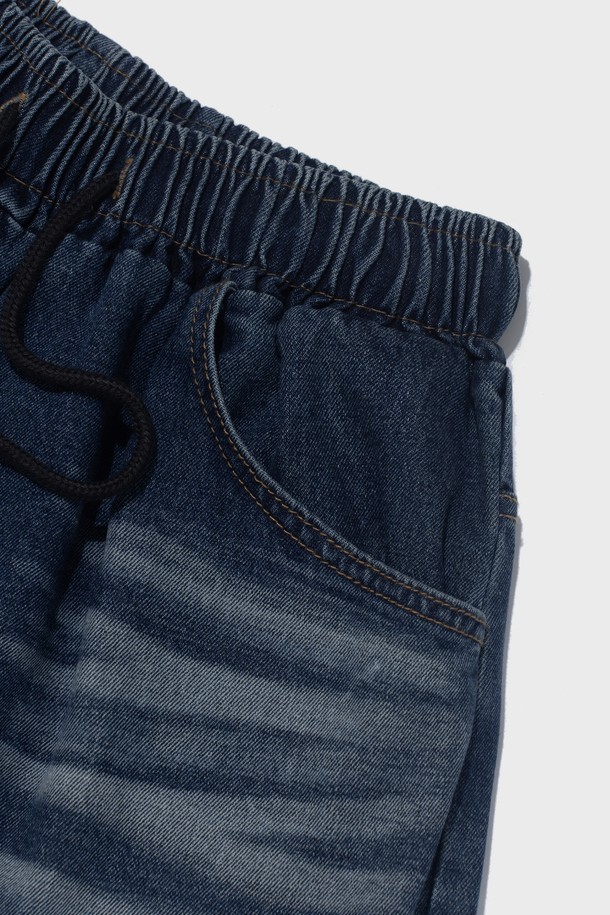 **SAND BRUSH POCKET BERMUDA DENIM PANTS (BLUE)**는 남녀 공용으로 착용 가능한 캐주얼 스타일의 버뮤다 데님 팬츠입니다. 봄, 여름 시즌에 적합하며, 워싱 처리된 블루 컬러의 데님 소재와 벌룬핏, 루즈핏의 편안한 착용감을 제공합니다. 비대칭 포켓 디자인과 밴딩 처리로 활동성을 높였으며, 드레이프 실루엣과 포켓 디테일이 돋보이는 7부~버뮤다 기장의 팬츠입니다.
