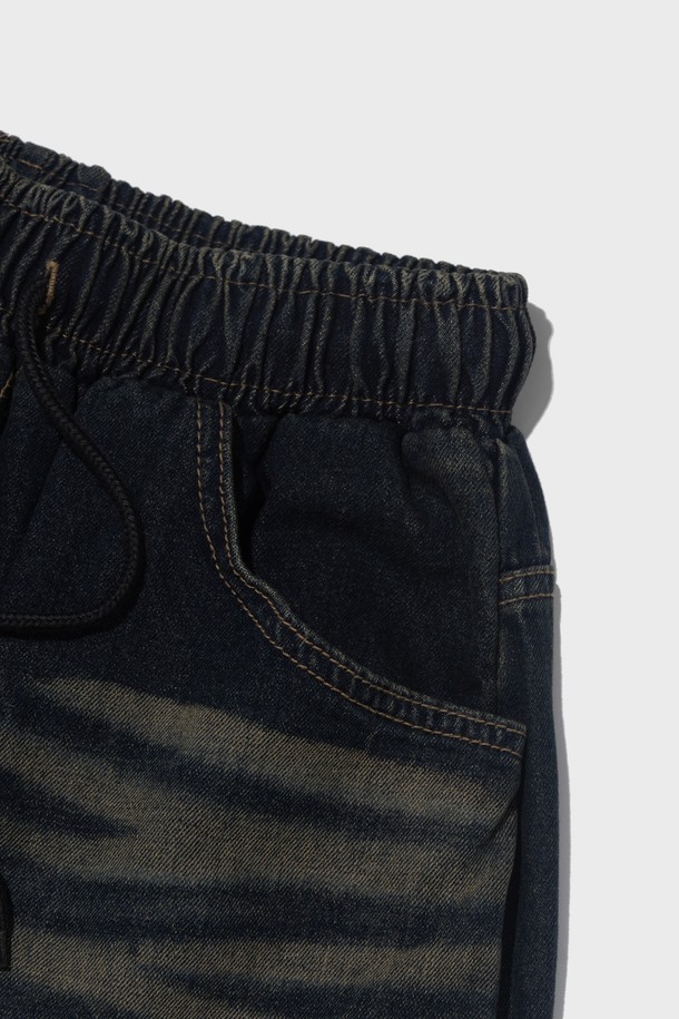 샌드 브러쉬 워싱 기법으로 빈티지한 멋을 살린 SAND BRUSH POCKET BERMUDA DENIM PANTS (D.BLUE)입니다. 밴딩 허리와 벌룬핏으로 편안한 착용감을 제공하며, 7~8부 기장으로 시원하게 즐길 수 있습니다. 비대칭 포켓 디자인과 트렌디한 스타일로 여름철 캐주얼 룩에 포인트를 더해보세요.
