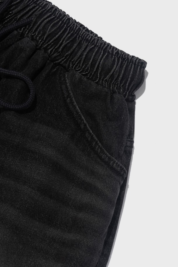 샌드 브러쉬 포켓 버뮤다 데님 팬츠 (블랙)는 남녀 모두 착용 가능한 캐주얼 스타일의 5부 기장 데님 버뮤다 팬츠입니다. 샌드워싱 가공된 블랙 데님 소재에 벌룬핏과 루즈핏을 더하여 편안하고 자연스러운 실루엣을 연출합니다. 독특한 비대칭 포켓 디자인과 밴딩 처리로 실용성을 높여 봄, 여름철 데일리룩으로 활용하기 좋습니다.
