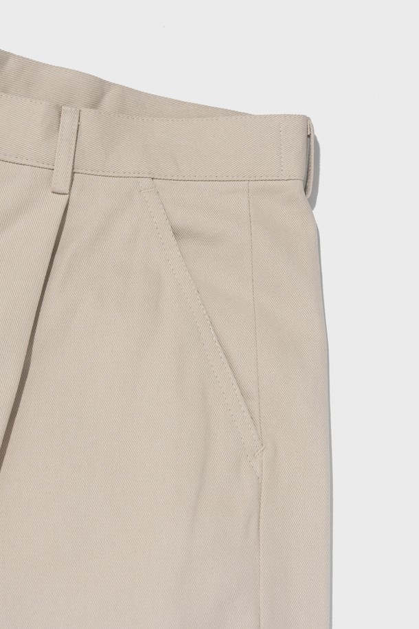 베이직하면서도 캐주얼한 무드의 남성용 PREMIUM COTTON ONE-TUCK BERMUDA PANTS입니다. 부드러운 면 소재로 제작되어 봄, 여름 시즌에 시원하고 편안하게 착용 가능하며, 레귤러핏과 5부 기장으로 활동성을 높였습니다. 베이지 컬러의 무지 디자인에 원턱 디테일을 더해 깔끔하고 세련된 스타일을 연출합니다.
