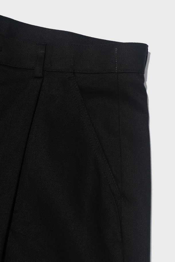 프리미엄 코튼 소재로 제작된 블랙 컬러의 ONE-TUCK 버뮤다 팬츠입니다. 릴랙스 핏의 레귤러핏으로 편안한 착용감을 선사하며, 봄, 여름 시즌 일상복으로 활용하기 좋습니다. 깔끔한 무지 패턴에 원턱 디자인으로 세련된 스타일을 연출합니다.
