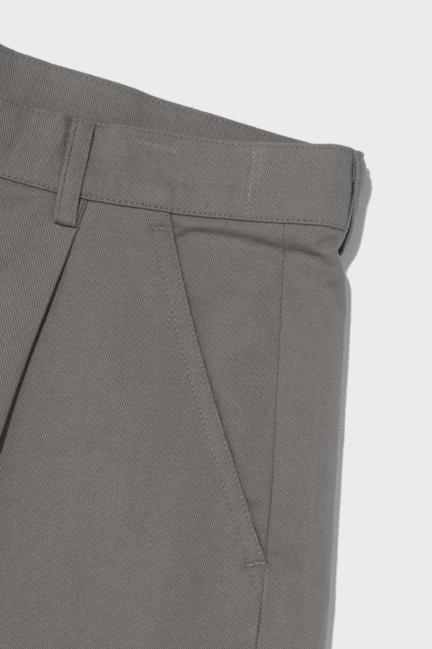 PREMIUM COTTON ONE-TUCK BERMUDA PANTS (GRAY)는 부드러운 면 소재로 제작된 남성용 5부 버뮤다 팬츠입니다. 베이직하고 캐주얼한 스타일의 레귤러핏으로, 여름철 일상에서 편안하게 착용하기 좋습니다. 그레이 컬러의 무지 디자인에 원턱 디테일이 더해져 세련된 느낌을 줍니다.
