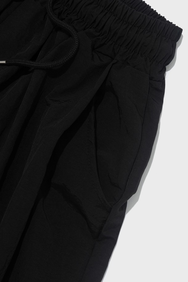 NYLON PINTUCK BERMUDA PANTS (BLACK)는 캐주얼한 스타일의 공용 버뮤다 팬츠입니다. 나일론 소재로 제작되어 봄, 여름 시즌에 착용하기 좋으며, 8부 기장에 와이드 핏으로 편안한 착용감을 선사합니다. 밑단 스트링 디테일과 벌룬핏 디자인이 특징이며, BLACK, BEIGE, KHAKI, GRAY, CHARCOAL 5가지 색상으로 출시되었습니다.
