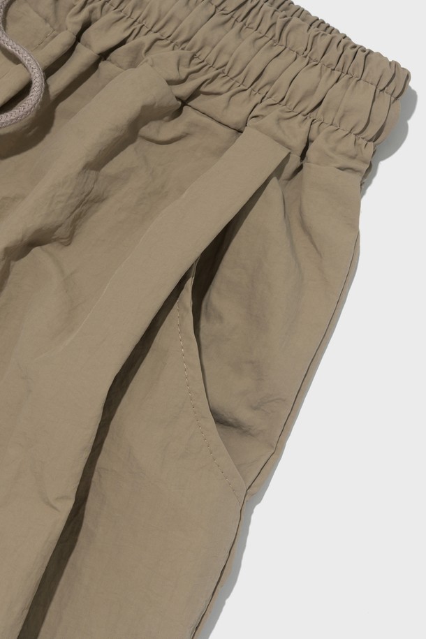 베이직한 무드의 핀턱 디테일이 돋보이는 나일론 버뮤다 팬츠입니다. 루즈핏으로 편안한 착용감을 선사하며, 허리 스트링과 밴딩으로 사이즈 조절이 용이합니다. 봄, 여름 시즌에 시원하게 착용하기 좋은 얇은 두께감과 부드러운 촉감을 자랑합니다.
