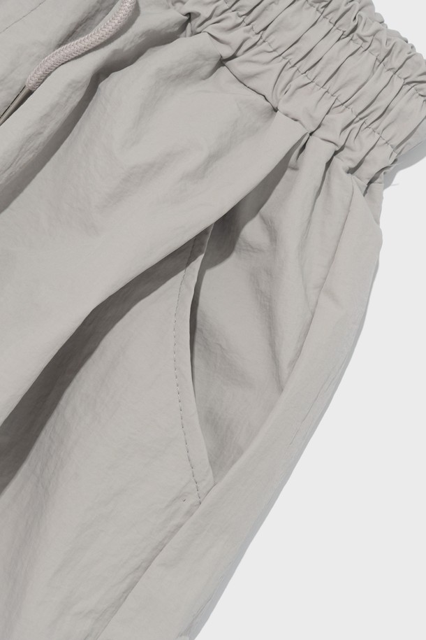 NYLON PINTUCK BERMUDA PANTS (GRAY)는 캐주얼한 무드의 여름용 버뮤다 팬츠입니다. 가볍고 시원한 나일론 소재에 핀턱 디테일과 와이드 실루엣으로 편안한 루즈핏을 제공하며, 밑단 스트링으로 핏 조절이 가능합니다. 데일리룩에 활용하기 좋은 그레이 컬러의 밴딩 반바지입니다.
