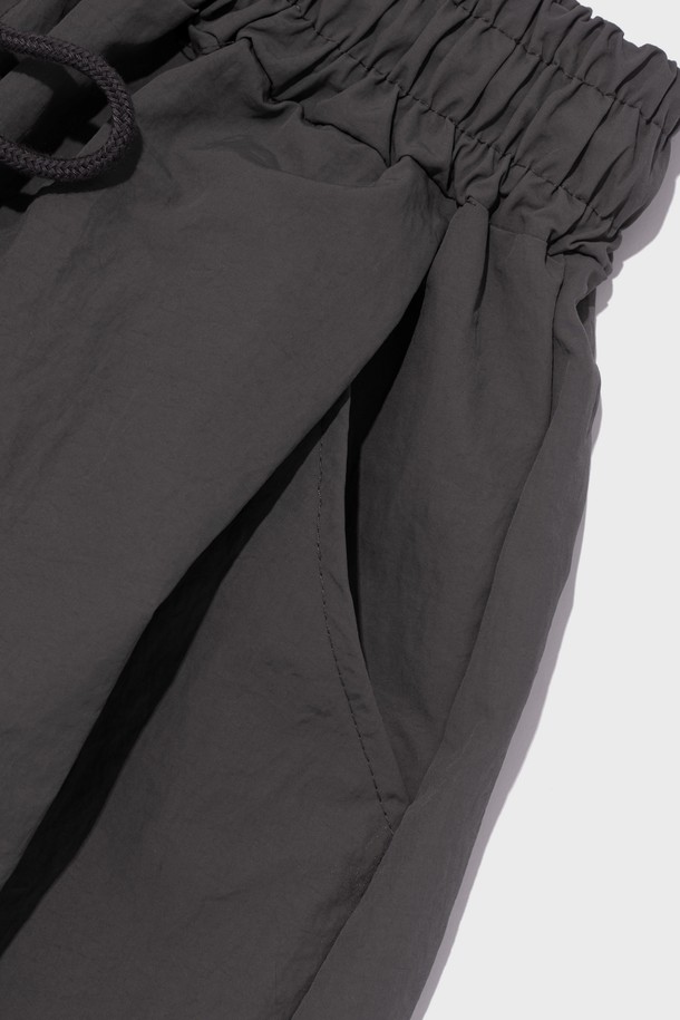【SATIIIZ】Repu Nylon Pintuck Bermuda Pants SATIIIZ】Repu Nylon Pintuck Bermuda Pants SATIIIZ】Kaid