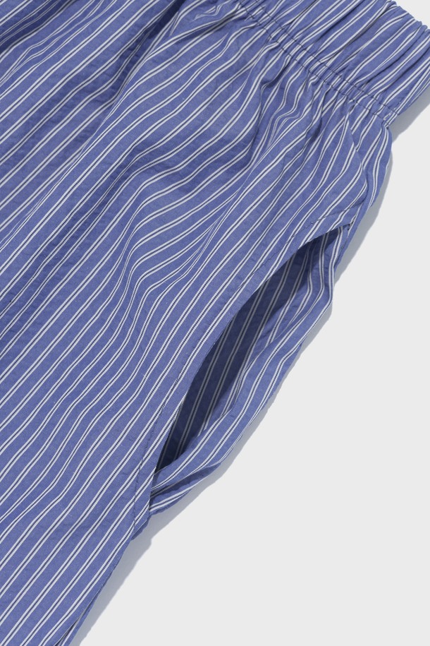 **SUMMER MARINE SHORTS (BLUE)**는 시원한 여름을 위한 여성용 반바지입니다. 부드러운 촉감의 면, 폴리에스테르, 레이온 혼방 소재로 제작되었으며, 얇은 두께와 통기성 좋은 디자인으로 편안한 착용감을 선사합니다. 마린 스타일의 패턴과 릴랙스핏, 밴딩 허리, 파자마 스타일로 일상 및 캐주얼 룩으로 활용 가능하며, 세트 또는 단품으로도 멋스럽게 연출할 수 있습니다.
