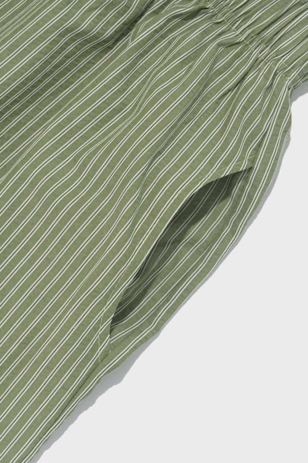 SUMMER MARINE SHORTS (GREEN)는 시원한 여름을 위한 캐주얼 반바지입니다. 면, 폴리에스테르, 레이온 혼방의 부드러운 촉감과 얇은 두께로 편안한 착용감을 선사하며, 릴랙스핏과 밴딩 허리 디자인으로 활동성을 높였습니다. 마린 패턴과 그린 컬러가 어우러져 파자마 스타일의 편안함과 통기성을 갖춘, 일상에서 활용하기 좋은 아이템입니다.
