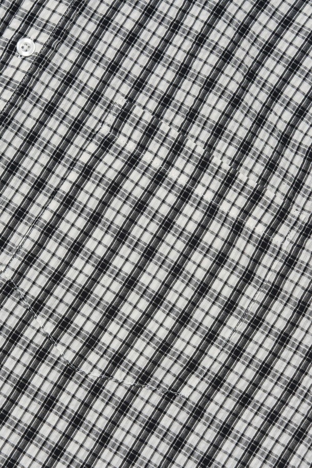 CREEZ 루즈핏 체크 반팔 셔츠 (화이트)는 부드러운 면과 폴리에스테르 혼방 소재로 제작되어 봄, 여름 시즌에 시원하고 편안하게 착용할 수 있습니다. 베이직하면서도 캐주얼한 무드의 체크 패턴 디자인에 루즈핏으로 제작되어 활동성을 높였으며, 통기성이 우수하여 쾌적한 착용감을 제공합니다. 다양한 스타일링이 가능하여 데일리룩으로 활용하기 좋습니다.
