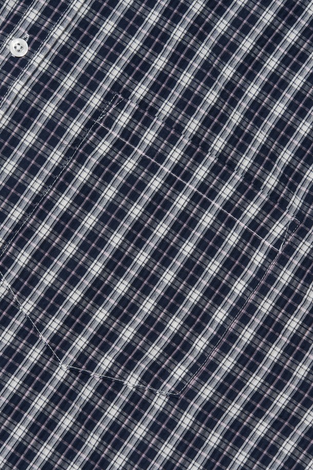 CREEZ 루즈핏 체크 반팔 셔츠(네이비)는 봄, 여름 시즌에 어울리는 캐주얼한 스타일의 셔츠입니다. 면과 폴리에스테르 혼방 소재로 제작되어 통기성이 좋고 착용감이 편안하며 루즈핏으로 편안하게 착용 가능합니다. 네이비 컬러의 체크 패턴으로 다양한 스타일링에 활용하기 좋습니다.
