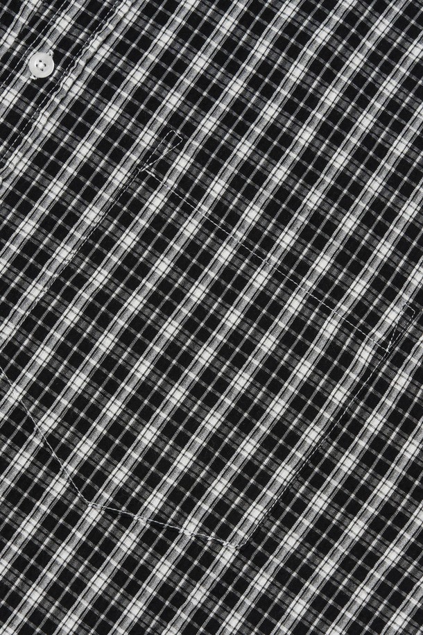 CREEZ 루즈핏 체크 반팔 셔츠 (블랙)는 남성용 셔츠로, 봄과 여름에 시원하게 착용할 수 있습니다. 면과 폴리에스테르 혼방 소재로 제작되어 통기성이 뛰어나며, 베이직하면서도 캐주얼한 체크 패턴 디자인으로 다양한 스타일에 활용하기 좋습니다. 루즈핏으로 편안한 착용감을 선사하며, 일상복으로 안성맞춤입니다.
