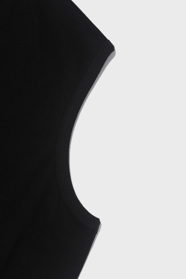 PLAIN BOX OVER SLEEVELESS SHIRT (BLACK)는 부드러운 면 소재로 제작된, 일상복으로 활용하기 좋은 민소매 티셔츠입니다. 라운드넥에 레귤러핏으로 편안하게 착용할 수 있으며, 얇은 두께감과 박시한 실루엣이 특징입니다. 베이직하고 미니멀한 스타일로 여름철 다양한 룩에 매치하기 좋습니다.
