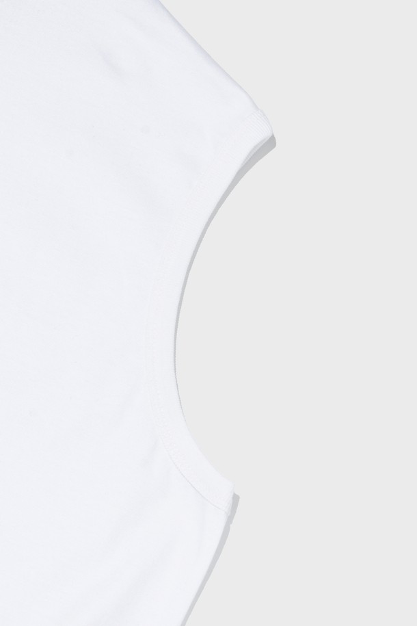 깔끔하고 시원한 화이트 컬러의 플레인 박스 오버 민소매 셔츠입니다. 부드러운 면 소재로 제작되어 얇고 가벼운 착용감을 선사하며, 일상복으로 활용하기 좋습니다. 라운드넥에 레귤러핏, 오버사이즈 디자인으로 베이직하면서도 미니멀한 스타일을 연출합니다.
