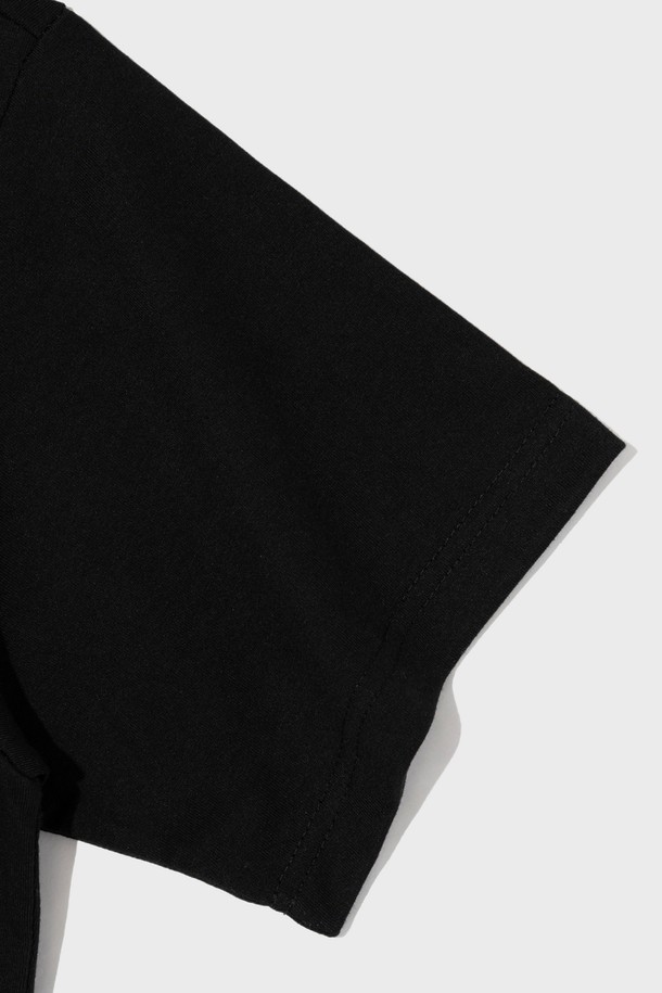 블랙 색상의 CAMO PATTERN 85 반팔 티셔츠입니다. 면과 폴리에스테르 혼방 소재로 제작되어 부드러운 촉감과 뛰어난 통기성을 자랑하며, 일상에서 캐주얼하게 착용하기 좋습니다. 카모 패턴과 85 그래픽, 라운드넥 디자인으로 스트릿 스타일을 연출하며, 핏은 레귤러입니다.
